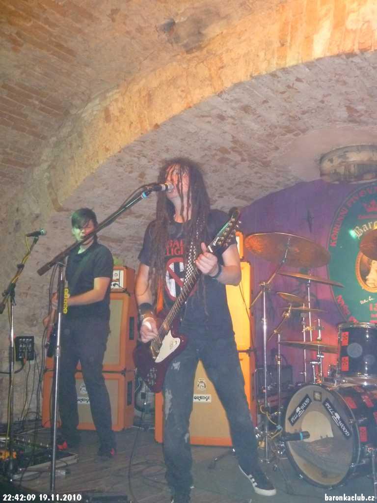/fotky/10-11-19_Cirguz,Brain_Drain,The_Fialky,Kombajn_a_Kurtizany_z_25._avenue/P1010701.JPG